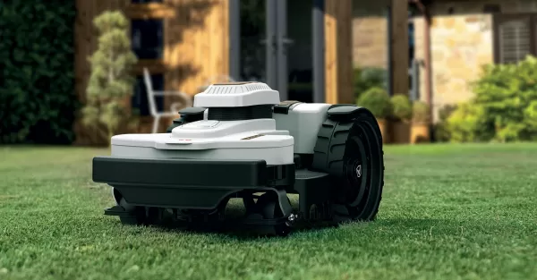 St Portræt varm Ambrogio robotic lawnmower, your garden's butler.